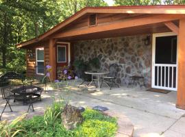 Pet-Friendly Cottage Overlooking a Koi Pond near Mark Twain National Forest, Missouri, hotel en Steelville