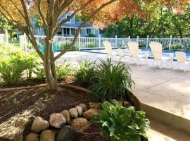 Lovely Cottage Rental with a Pool and Stunning Garden near Grand Rapids in Michigan, Hotel in Grand Rapids