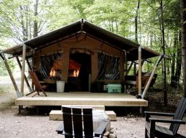 Gorgeous Safari Tent with Fire Pit and Amazing Sights in North Woodstock, New Hampshire, hotel em North Woodstock