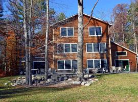 Enormous Family-Friendly Cabin Rental in Shawangunk Mountains, New York, ξενοδοχείο σε Pine Bush