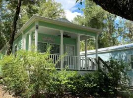 Charming Cottage Surrounded by Trees in Dunnellon, Florida