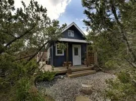 Charming Cabin Rental with a Private Hot Tub near Canyon Lake, Texas