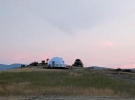 Beautiful Dome for a Romantic Glamping Escape with Breathtaking Views in Montana, glamping site in Plains