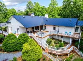 Stunning Rental with Hot-Tub, Theater Room and Great Landscape in Tennessee