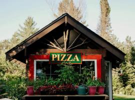 Fully-Furnished Tent-Style Cabin Rental near Indian Lake, Upstate New York, hotel v destinaci North River