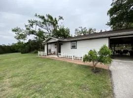 Rustic Ideal Cottage with Private Garden and Fire Pit in San Marcos, Texas