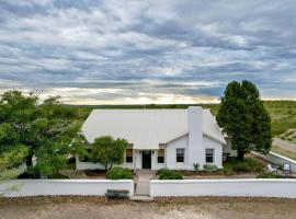 Secluded Desert Ranch near Big Bend National Park, Perfect for a Texan Glamping Getaway、マーファのホテル