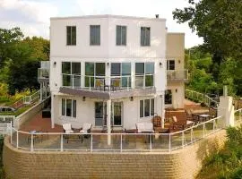 Incredible Lakefront Villa with Gorgeus Sights and Fireplace in Gary, Indiana