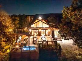 Secluded Luxurious Cabin with Spectacular Living Spaces in Tennessee