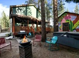 Beautiful Modern Cabin in with Fire Pit and Hot Tub, the Perfect Base for Outdoor Adventures in Big Bear, California