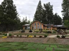 Luxury Cabin Rental with a Fire Pit in Coulterville, California