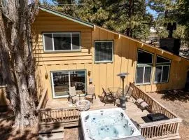 Comfy Mountain Cabin Near the Lake with Pool Table, Deck and Jacuzzi in California