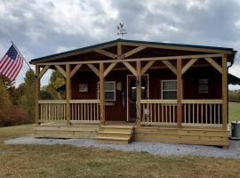 Wooden Rustic Cabin Great for Outdoor Activities in Liberty, Kentucky, hotel en Liberty