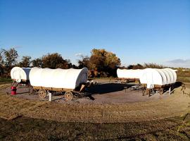 Rustic Conestoga Glamping Covered Wagon for Amazing Getaways to Oklahoma Farm、ムーアのグランピング施設