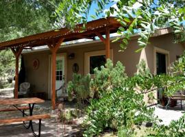 Luxury Cottage Rental with Stunning Gardens in Historical Town of Cortez, Colorado, hotel di Towaoc