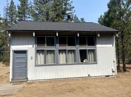 Rustic Cabin Rental near Hoodoo Ski Area and the Deschutes River in Sisters, Oregon、シスターズのホテル