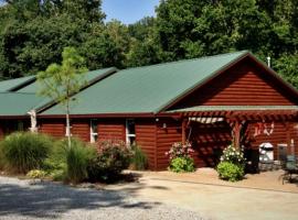 Idyllic Vacation Cabin Perched on Beaver Lake in Arkansas, hotel v destinaci Gravette