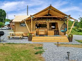 Glorious Tented Cabin with Fire Pit and Gorgeous Sky Views in Sevierville, Tennessee, camping de luxo em Sevierville