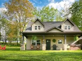 Beautiful Countryside Cabin with Hot-Tub and Pond Views in Ohio