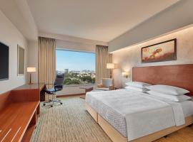 Four Points by Sheraton Hotel and Serviced Apartments Pune, hotel cerca de Aeropuerto de Pune - PNQ, Pune