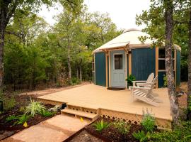 Deluxe Yurt Rental Ideal for Glamping near Austin, hotel en Bastrop