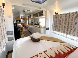 Luxe Pet-Friendly Airstream Retreat: Glamping Paradise in Grand Junction, Colorado, hotel v destinaci Grand Junction