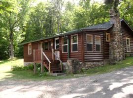 Enchanting Woodland Cabin Perfect for a Family Getaway on Moose Lake, Wisconsin, hotel en New Post