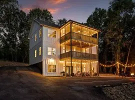 Secluded Modern Cabin with Mountain Views near Lookout Mountain & Chattanooga, TN