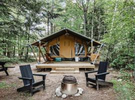 Impressive Romantic Safari Tent with Outdoor Sauna in New Hampshire, hotel v destinaci Woodstock