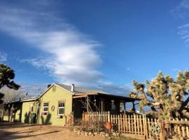 Rustic Cabin Rental Surrounded by the Mojave Desert in Yucca Valley, California, ξενοδοχείο σε Yucca Valley Service Center Heliport
