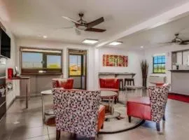 Econo Lodge Inn & Suites