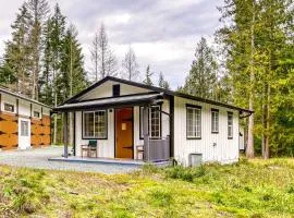 Tranquil Off-Grid Cabin Sanctuary near Whistle Lake in Washington