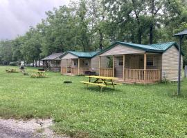 Rustic Cabin Rental on Family-Friendly Campsite near Harrisburg, Pennsylvania, hotel en Millmont
