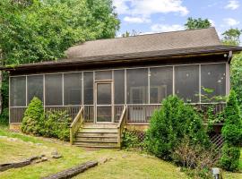 Resplendent Cabin Haven near Shenandoah River in Virginia, ξενοδοχείο σε Bentonville