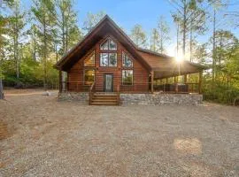 Cozy Secluded Cabin with Hot Tub in Broken Bow, Oklahoma