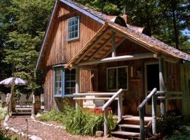Charming and Secluded Log Cabin Rental on Small Farm near Lake Michigan, hotel que admite mascotas en Harbor Springs