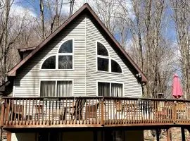 Lake Cabin with Hot-Tub and Deck in Pennsylvania