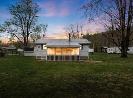 Serene Riverfront Cabin Haven near South Branch Potomac River in West Virginia, ξενοδοχείο σε Springfield