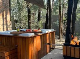 Luxury Tranquil Treehouse & Hot Tub