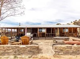 Cozy Off-Grid Cabin with Equipped Outdoor Deck and Picnic Space in Utah