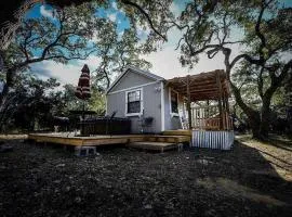 Rustic Dog-Friendly Cabin with Private Deck and Hot-Tub in Texas