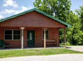 Pretty Cabin with Hot-tub in Herod, Illinois