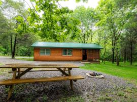 Sublime Cabin with Hot-tub and Fire Pit in Herold, Illinois, hotel en Karbers Ridge