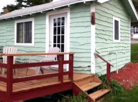 Comfortable Cabin Right on Great Sacandaga Lake in Northville, New York, ξενοδοχείο σε Northville