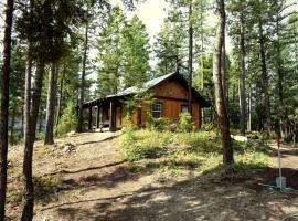 Inviting Family-Friendly Cabin Rental for Four on Flathead Lake in Montana, Hotel in Lakeside