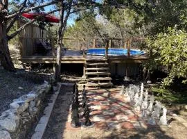 Wimberley Romance: Escape to a Cozy Cabin Nestled in Nature, TX