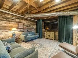Wooden Cabin with Hot-Tub and Pool Table in Demorest, Georgia