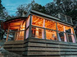 Magical Tennessee Tiny House with a Rooftop Deck, tiny house in Alcoa