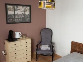 Étage prive avec Chambre, salle de bain, terrasse, ξενοδοχείο στην Αβινιόν