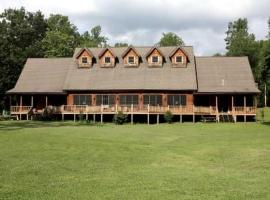 Spacious Lodge with Many Rooms, and Great Nature Surroundings in West Virginia, hotel di Monterville